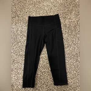 Savvi Black High-Waisted Capri Leggings